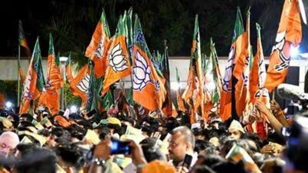 tpcc-chalo-lok-bhavan-rally-triggers-tension-in-hyderabad-over-rahul-priyanka-detention-here-the-d