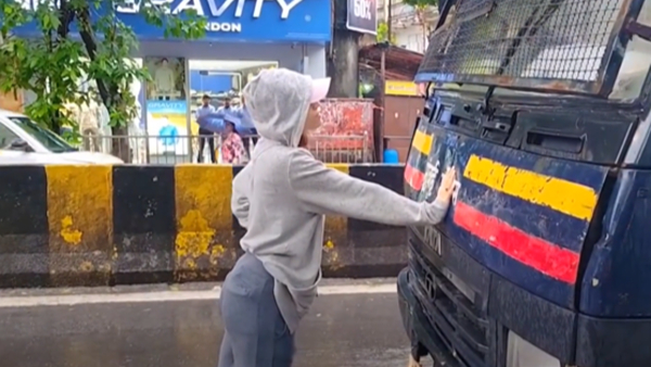 Viral Video Mumbai Woman Stops Police Van Carrying Detained Protesters Says Authorities Knew They Were Wrong Viral Video Mumbai Woman Stops Police Van Carrying Detained Protesters Says Authorities Knew They Were Wrong