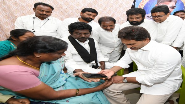 ys-jagan-visits-kranthi-kumars-family-in-vijayawada-makes-strong-remarks-against-government