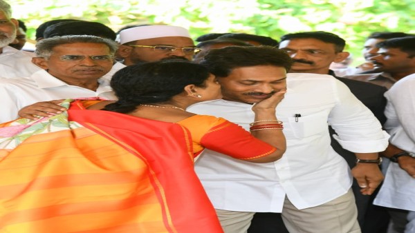 ys-jagan-paid-tributes-to-his-father-the-late-y-s-rajasekhara-reddy-at-ysr-ghat-at-idupulapaya-al ys-jagan-paid-tributes-to-his-father-the-late-y-s-rajasekhara-reddy-at-ysr-ghat-at-idupulapaya-al