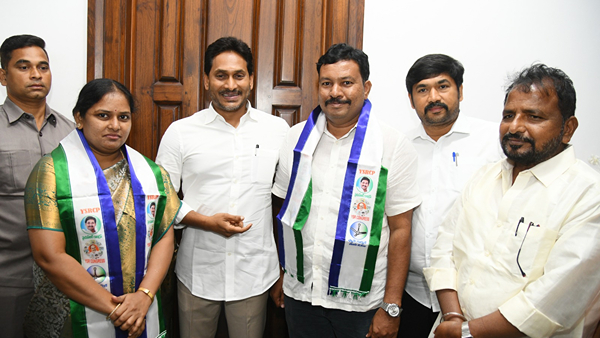 YS Jagan Welcomes Prakasam District Congress Leaders Into YSRCP