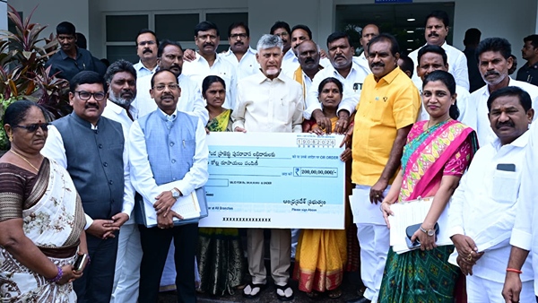 Chandrababu distributes another rs 200 cr compensation to veligonda project affected villagers