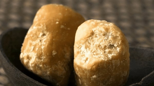 honey-and-jaggery-often-considered-alternatives-to-refined-sugar-because-they-are-natural-sweeteners honey-and-jaggery-often-considered-alternatives-to-refined-sugar-because-they-are-natural-sweeteners