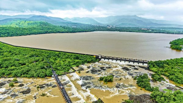 IMD Issues Red Alert for Heavy Rain and Thunderstorms Across Gujarat and Kerala Safety Advisories IMD Issues Red Alert for Heavy Rain and Thunderstorms Across Gujarat and Kerala Safety Advisories