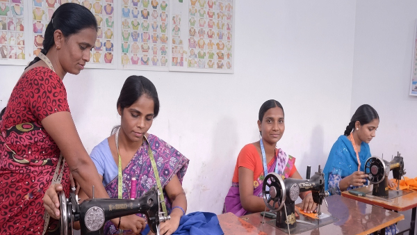 Intinta Indiramma sewing machines Telangana launches new scheme for bc women 1 19 lakh free machines Intinta Indiramma sewing machines Telangana launches new scheme for bc women 1 19 lakh free machines