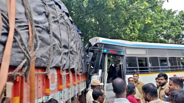 Kondagattu RTC bus accident at Kondagattu Minister Ponnam and Bandi Sanjay express grief Kondagattu
