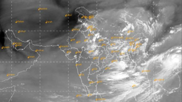 IMD Heavy Rain Alert Twin Weather Systems In Bay Of Bengal To Trigger Fresh Monsoon Spell In India IMD Heavy Rain Alert Twin Weather Systems In Bay Of Bengal To Trigger Fresh Monsoon Spell In India