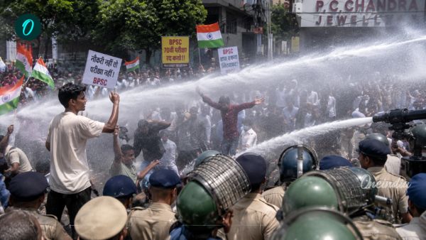 Bihar BPSC Protests in Patna Students Break Police Barricades During March to Raj Bhavan Today