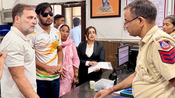 Rahul Gandhi Priyanka Stage Dharna With Delhi Protest Victim Demand FIR Over Pellet Firing Rahul Gandhi Priyanka Stage Dharna With Delhi Protest Victim Demand FIR Over Pellet Firing