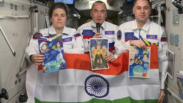 Russian Cosmonauts Aboard ISS Send Independence Day Wishes to India Holding Tricolour in Space Russian Cosmonauts Aboard ISS Send Independence Day Wishes to India Holding Tricolour in Space