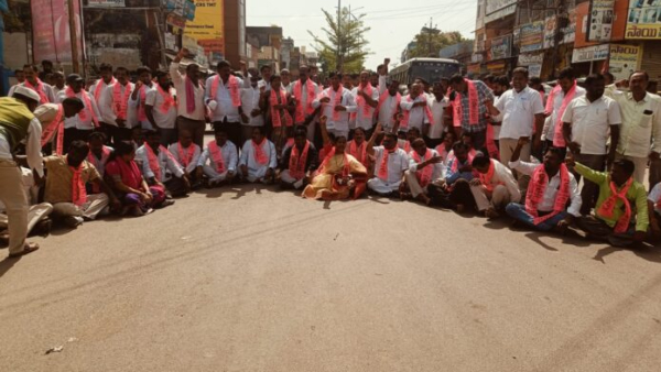 tension at narsampet peddi sudarshan reddy statue platform demolition errabelli warning