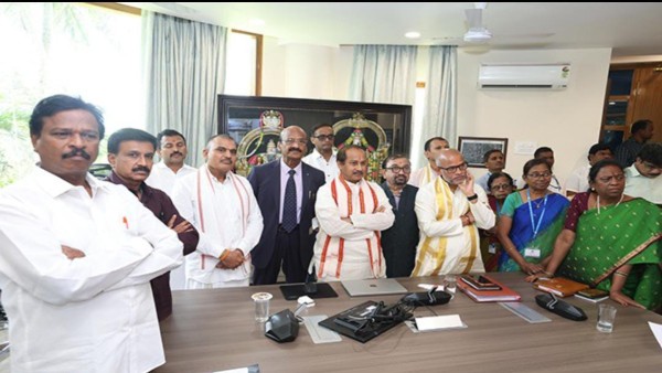 ttd-invites-doctors-and-professors-to-serve-as-srivari-sevaks-offers-break-darshan-here-the-detai ttd-invites-doctors-and-professors-to-serve-as-srivari-sevaks-offers-break-darshan-here-the-detai