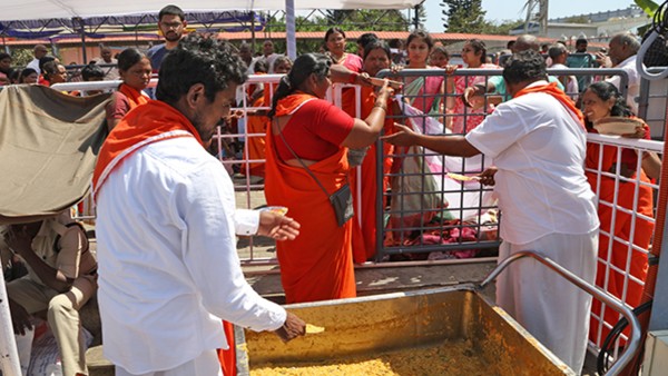 ttd-introduces-moving-tables-system-for-faster-annaprasadam-distribution-in-queue-lines-in-tirumala ttd-introduces-moving-tables-system-for-faster-annaprasadam-distribution-in-queue-lines-in-tirumala