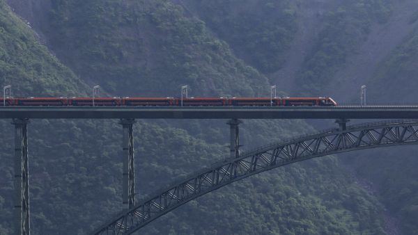 Vande Bharat Express Records 100 kmph Speed on Iconic Chenab Bridge in Jammu and Kashmir Railway Line Vande Bharat Express Records 100 kmph Speed on Iconic Chenab Bridge in Jammu and Kashmir Railway Line