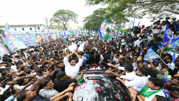 ys-jagan-visits-devarapalli-tobacco-auction-platform-in-east-godavari-district-to-address-falling-to