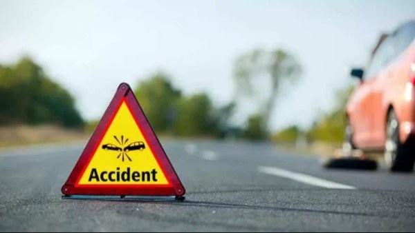 4 of an Innova car died and one sustained major injuries in road accident on NH-44 Mahabubnagar