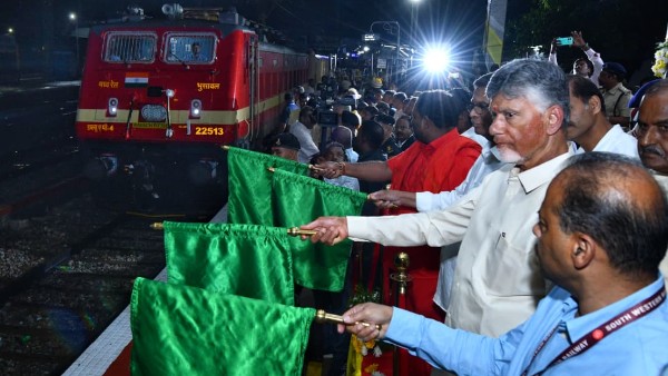CM Chandrababu Launches Inaugural Halts for Dadar Puducherry Vasco Velankanni Express at Kuppam CM Chandrababu Launches Inaugural Halts for Dadar Puducherry Vasco Velankanni Express at Kuppam