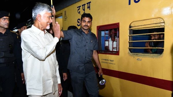 CM Chandrababu Launches Inaugural Halts for Dadar Puducherry Vasco Velankanni Express at Kuppam CM Chandrababu Launches Inaugural Halts for Dadar Puducherry Vasco Velankanni Express at Kuppam