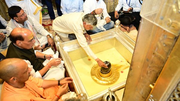 AP CM Chandrababu Naidu Visits Kashi Vishwanath Temple Performs Special Puja with Yogi and Rajnath AP CM Chandrababu Naidu Visits Kashi Vishwanath Temple Performs Special Puja with Yogi and Rajnath