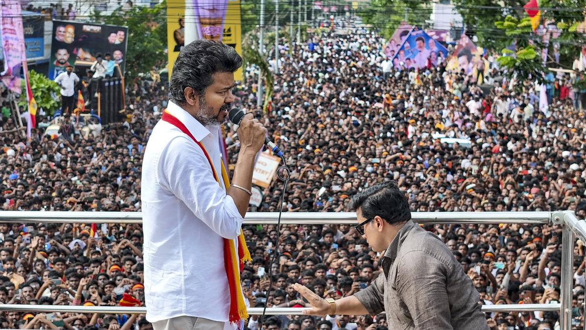 టైం చూసి DMK, AIADMK ను భారీ దెబ్బ కొట్టిన విజయ్ - ఒక్క నిర్ణయంతో సీన్ ఛేంజ్..!!