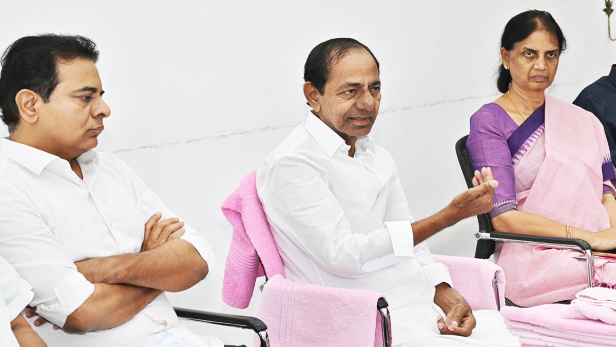 BRS నేతలతో కేసీఆర్ భేటీ - రాజీనామా, బస్సు యాత్ర పై కీలక నిర్ణయం..!?