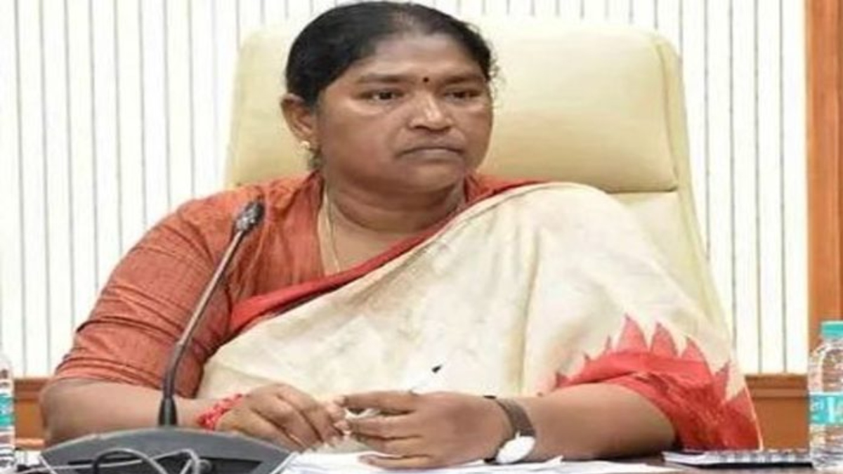 మహిళా పోలీసులపై చెయ్యేసి నెట్టేశారు, హరీష్ రావు షర్ట్ ఎలా విప్పుతారు: సీతక్క ఫైర్