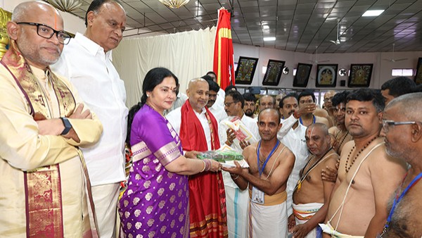 Honoring the Heroes of Tirumala as MP Vemireddy Prabhakar Reddy gifts to Priests Veda Chanting Teams