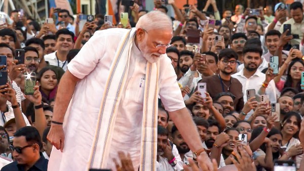 Mumbai Police detained Two individuals from the venue in Mumbai where PM Modi scheduled to attend Mumbai Police detained Two individuals from the venue in Mumbai where PM Modi scheduled to attend