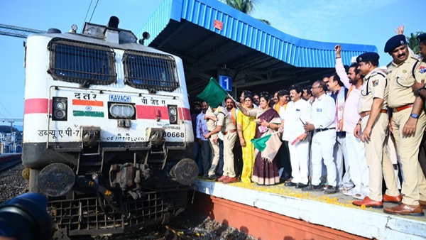 Nidadavolu halt introduced for Visakhapatnam LTT Express flags off Purandeswari Nidadavolu halt introduced for Visakhapatnam LTT Express flags off Purandeswari