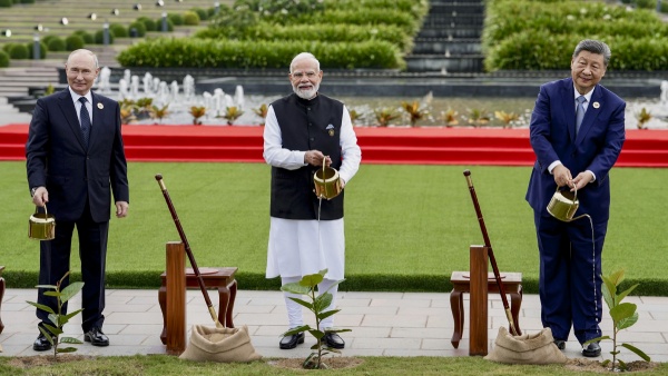 PM Narendra Modi and Xi Jinping Offer Help to Vladimir Putin to End Ukraine War During the BRICS Summit PM Narendra Modi and Xi Jinping Offer Help to Vladimir Putin to End Ukraine War During the BRICS Summit