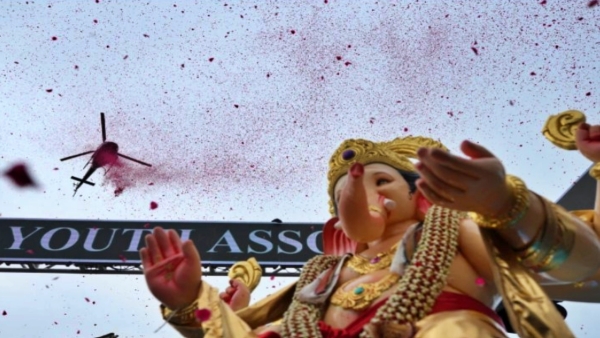 Quthbullapur news Shower of flowers on the Vinayaka idol from a helicopter a rare sight Hyderabad Quthbullapur news Shower of flowers on the Vinayaka idol from a helicopter a rare sight Hyderabad