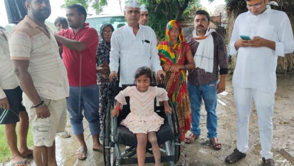 viral Video Poverty and Disability Fail to Stop 7-Year-Old UP Girl Ragini from Hopping on One Leg to School viral Video Poverty and Disability Fail to Stop 7-Year-Old UP Girl Ragini from Hopping on One Leg to School