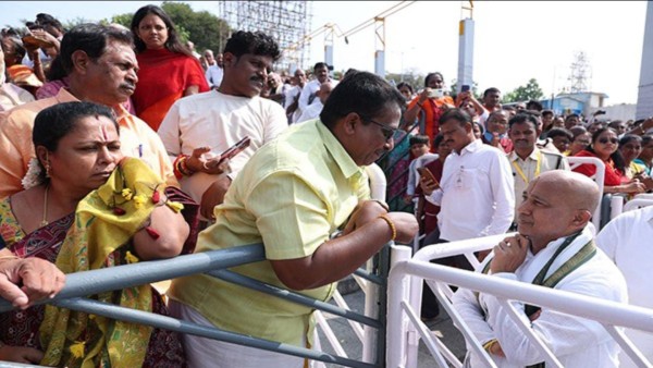 ttd-eo-muddada-ravichandra-interacts-with-devotees-during-simha-vahana-seva-details-here