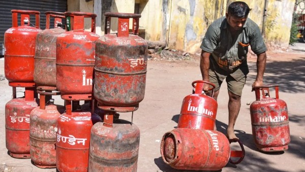 Women Can Lift Gas Cylinders Too Supreme Court Rebuke Leads to rS 12 Lakh Fine to IOCL remarked Women Can Lift Gas Cylinders Too Supreme Court Rebuke Leads to rS 12 Lakh Fine to IOCL remarked
