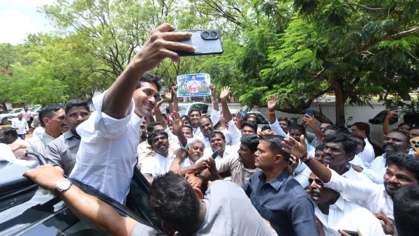 YS Jagan Hold Praja Darbar in Pulivendula Urges YSRCP Cadre to Contest Every Local Body Seat in AP YS Jagan Hold Praja Darbar in Pulivendula Urges YSRCP Cadre to Contest Every Local Body Seat in AP