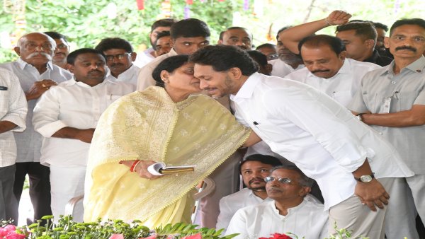 ys-jagan-sharmila-pay-separate-tributes-to-ysr-on-his-death-anniversay-at-idupulapaya-ghat-here-th ys-jagan-sharmila-pay-separate-tributes-to-ysr-on-his-death-anniversay-at-idupulapaya-ghat-here-th