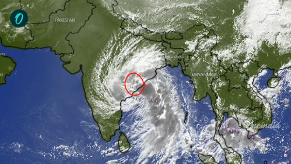 Cyclone Arnab Hits Andhra Pradesh Coast PM Chandrababu Naidu Reviews Relief Operations With 32k Officials
