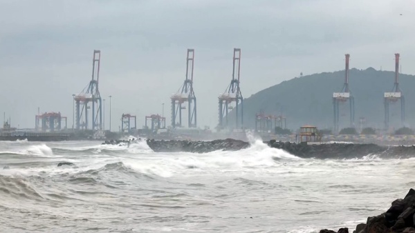 arnab-cyclone-crosses-coast-heavy-rains-continue-red-alert-issued-for-six-districts arnab-cyclone-crosses-coast-heavy-rains-continue-red-alert-issued-for-six-districts