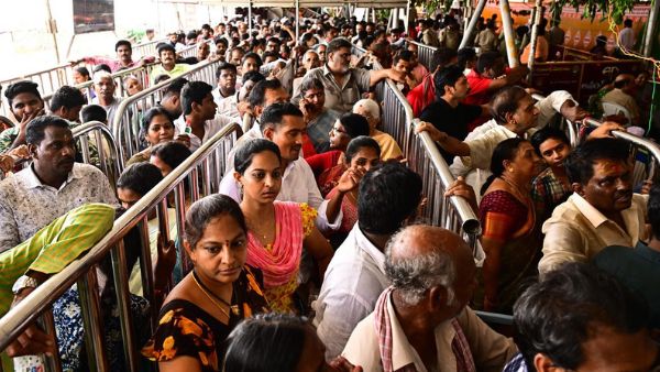 Vijayawada Dasara Celebrations Lakhs Of Devotees Throng Indrakeeladri For Moola Nakshatra Darshan