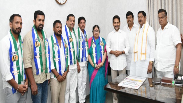 gunda-lakshmi-devi-joins-ysrcp-with-key-followers-in-presence-of-ys-jagan-at-tadepalli gunda-lakshmi-devi-joins-ysrcp-with-key-followers-in-presence-of-ys-jagan-at-tadepalli