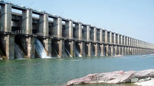 Jurala Project Backwaters Turn Dark Green Pollution Concerns and Fish Deaths Spark Fear in Gadwal