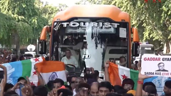LoP Rahul Gandhi and other Opposition MPs moves towards Jantar Mantar in Delhi in a Bus after Lunch