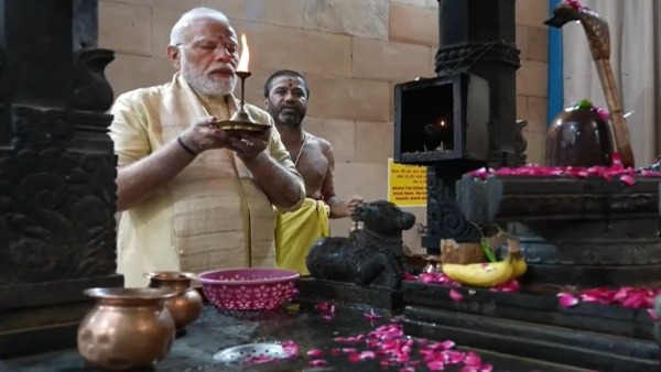 pm-modi-offered-prayers-and-performed-aarti-at-shri-vinayak-mandir-in-new-delhi-as-he-marked-25-year