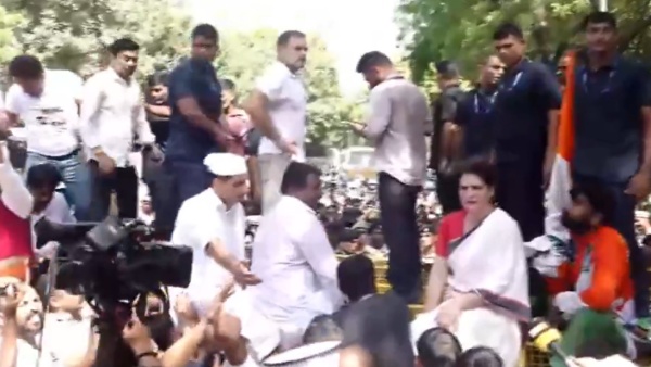 Rahul Gandhi and MP Priyanka Gandhi Vadra reach Akashvani Bhavan in an attempt to reach the EC office Rahul Gandhi and MP Priyanka Gandhi Vadra reach Akashvani Bhavan in an attempt to reach the EC office