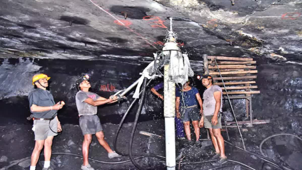 singareni workers dasara diwali gift Singareni and Coal India Workers Get Rs 1 10 Lakh PLR Bonus
