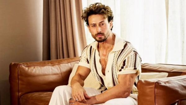TigerShroff actor Miscreants open fire at Bollywood actor Tiger Shroff tense atmosphere in Mumbai TigerShroff actor Miscreants open fire at Bollywood actor Tiger Shroff tense atmosphere in Mumbai