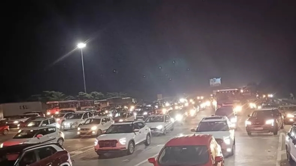 traffic Dasara on national highways it takes over 45 minutes to cross Choutuppal Huge traffic jam traffic Dasara on national highways it takes over 45 minutes to cross Choutuppal Huge traffic jam