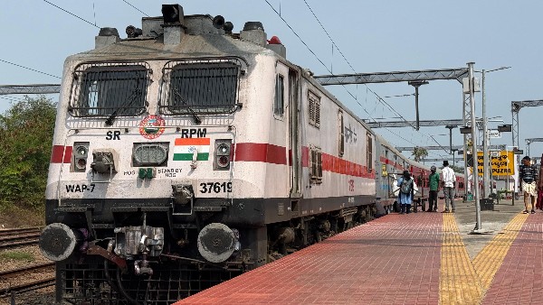 Railways extends the services of special trains between various destinations to clear extra rush Railways extends the services of special trains between various destinations to clear extra rush