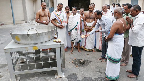 TTD Srivari Potu Receives Donation of 4 Stoves required for the preparation of Vadas in Annaprasadam