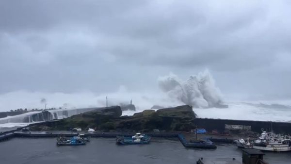 Deadly Typhoon Champi Slams Taiwan With Fierce Winds Mass Flight Cancellations And Power Loss